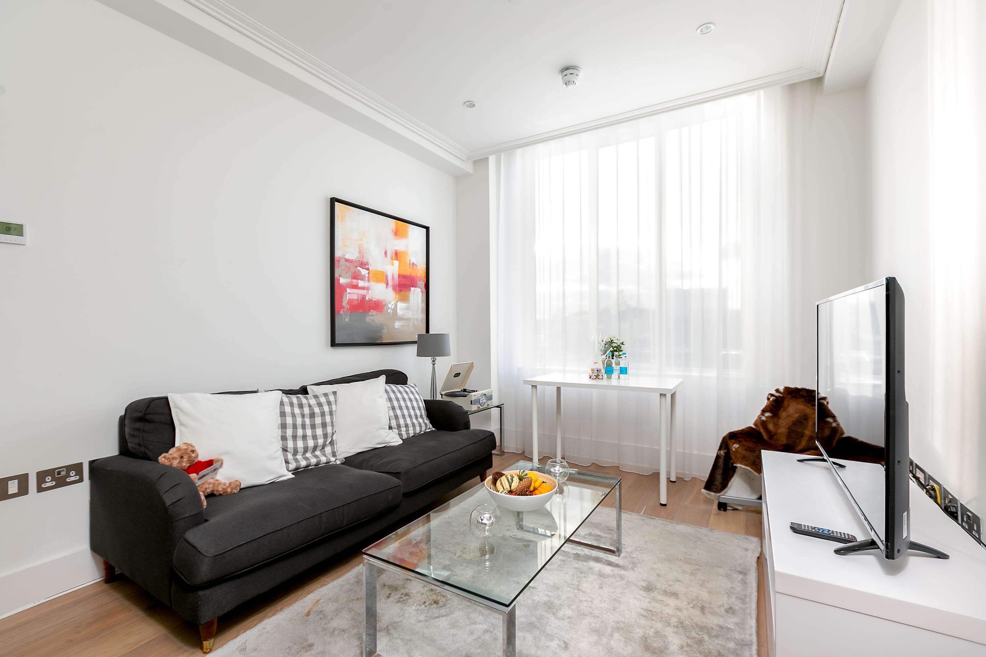 Lovelydays luxury service apartment rental - London - Covent Garden - Prince's House 605 - Lovelysuite - 2 bedrooms - 2 bathrooms - Luxury living room - Comfortable sofa - TV system - A/C system - dc3685afe51a - Lovelydays